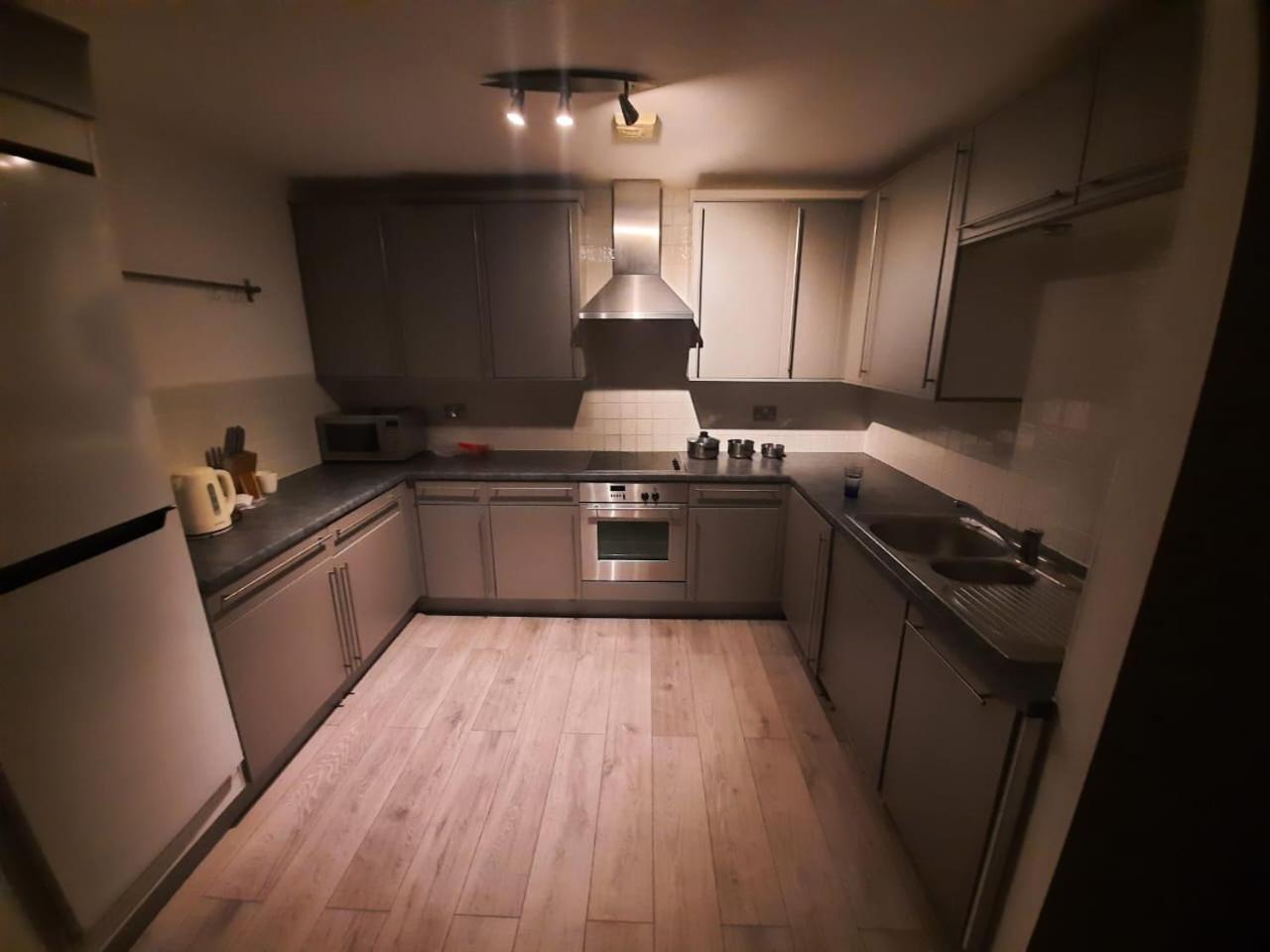 Room In Cardiff City Center - Swiftstay Екстер'єр фото