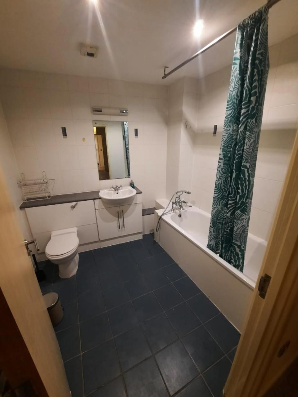 Room In Cardiff City Center - Swiftstay Екстер'єр фото